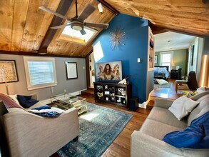 526 Centre St, Unit 3 in Boston, MA - Foto de edificio - Building Photo