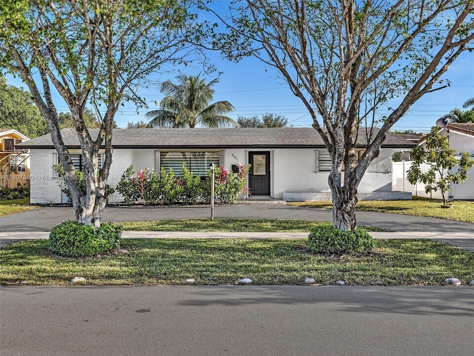551 Crescent Dr in Hollywood, FL - Building Photo