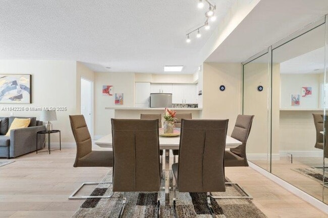 19999 E Country Club Dr, Unit 1206 in Aventura, FL - Building Photo - Building Photo