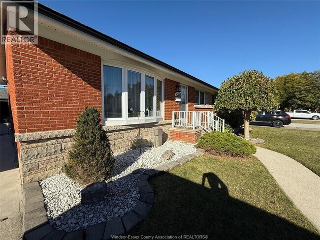4143 Mt Royal Dr in Windsor, ON - Building Photo - Building Photo
