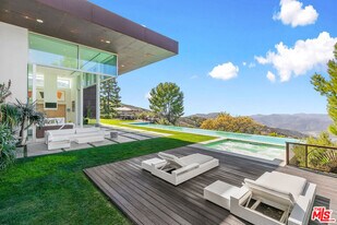 9200 Cotharin Rd in Malibu, CA - Building Photo