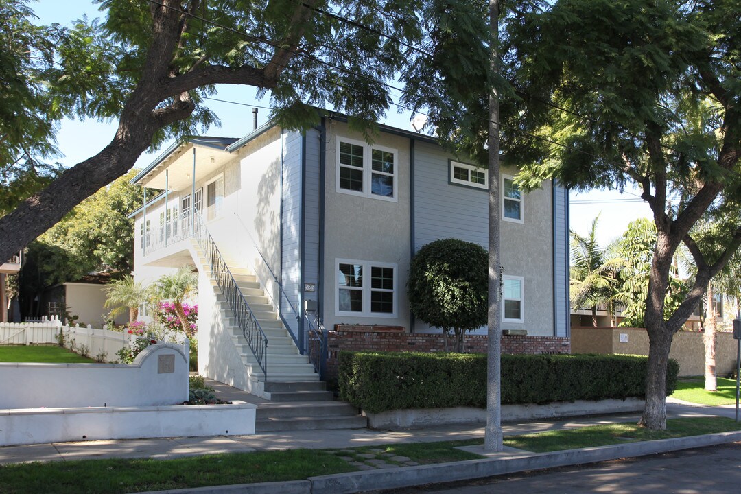 525 Tremont Ave in Long Beach, CA - Building Photo