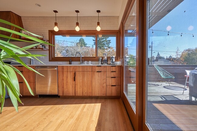 property at 2111 SE 28th Pl