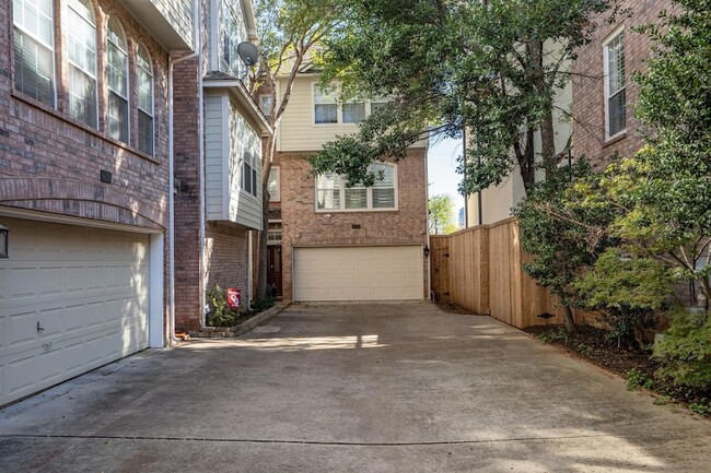 2704 Welborn St, Unit 113 in Dallas, TX - Building Photo - Building Photo