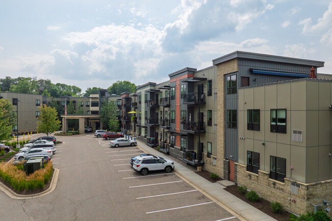 Shorewood Landing Senior Living in Shorewood, MN - Foto de edificio - Primary Photo