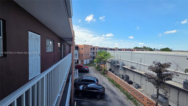6800 W 16th Dr in Hialeah, FL - Building Photo - Building Photo