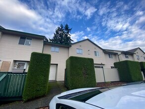 1910-1910 Bowen Rd in Nanaimo, BC - Building Photo - Building Photo