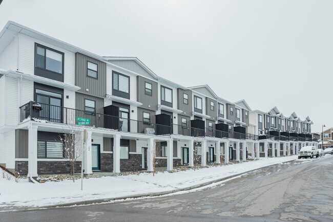 12703 Crestmont Blvd SW in Calgary, AB - Building Photo - Building Photo