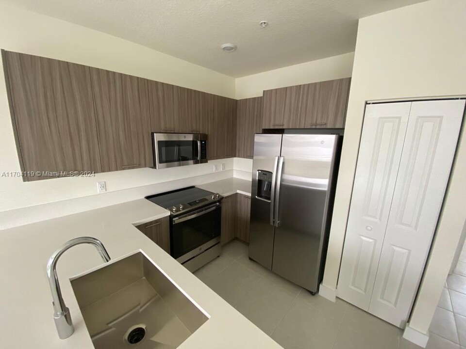 6453 NW 102nd Path, Unit 302 in Doral, FL - Building Photo