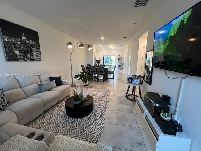 8195 NW 104th Ave in Doral, FL - Building Photo - Building Photo