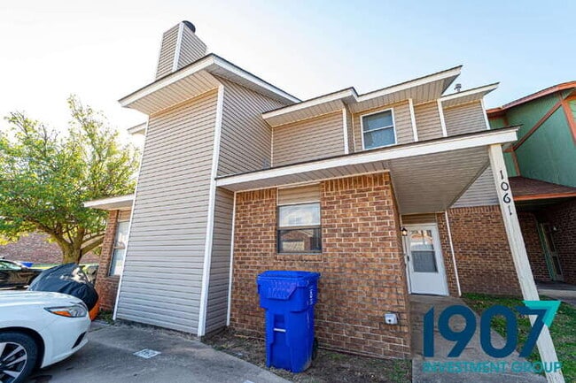 1061 Rambling Oaks Dr in Norman, OK - Building Photo - Building Photo