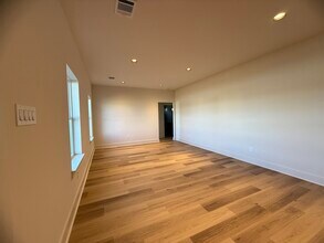 207 Railroad Ave in Sanger, TX - Foto de edificio - Building Photo