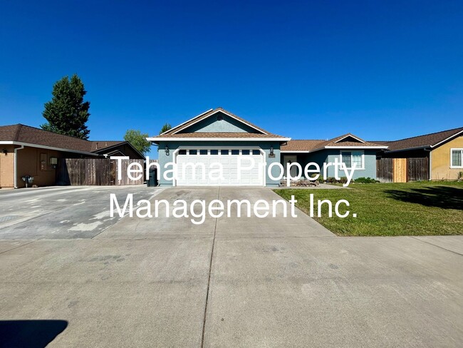 740 Larie Ln in Red Bluff, CA - Foto de edificio - Building Photo