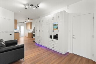 1009 Meridian Ave in Miami Beach, FL - Building Photo - Building Photo