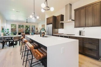 4930 Santa Fe Ave in Dallas, TX - Building Photo - Building Photo