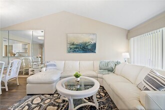 121 Gabriel Cir in Naples, FL - Foto de edificio - Building Photo