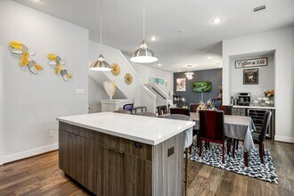 5815 Fairdale Ln in Houston, TX - Building Photo - Building Photo