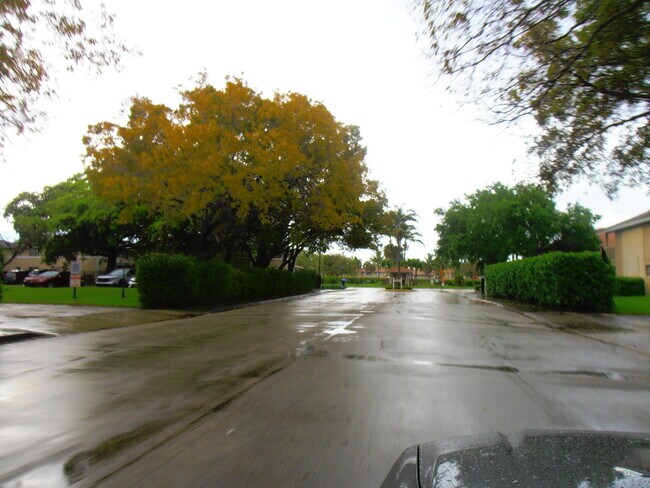 877 Twin Lakes Dr in Coral Springs, FL - Foto de edificio - Building Photo