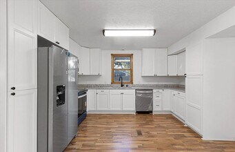 12750 Forestdale Dr in Bellevue, NE - Building Photo - Building Photo