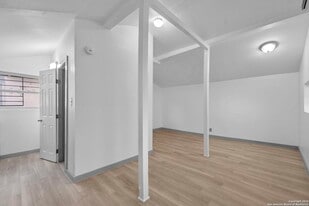 302 E Cevallos, Unit 3 in San Antonio, TX - Building Photo