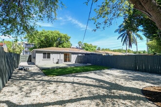 1556 NE 135th St, Unit 2 in North Miami, FL - Foto de edificio - Building Photo