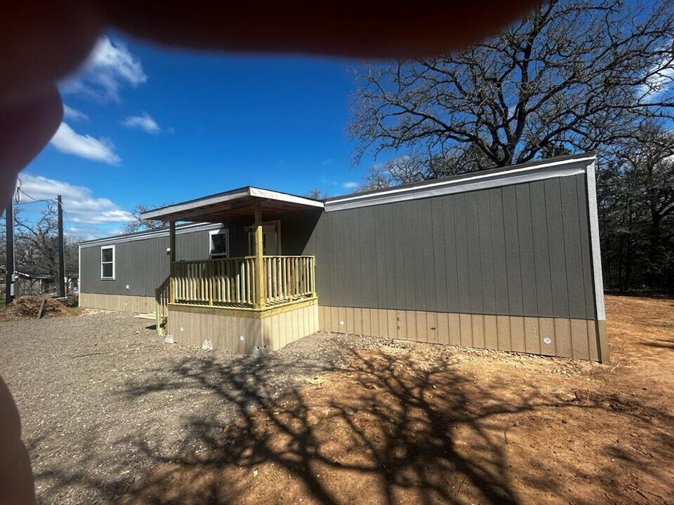 124 Tommahawk Dr in Smithville, TX - Building Photo