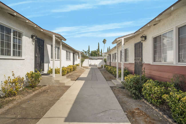 11966 Saticoy St in North Hollywood, CA - Building Photo - Building Photo