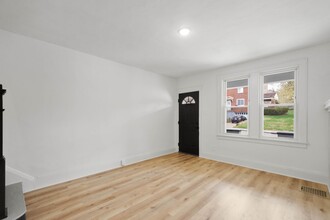 1103 McNeilly Ave in Pittsburgh, PA - Foto de edificio - Building Photo