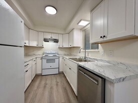 1543 NW Rimrock Dr in Redmond, OR - Building Photo