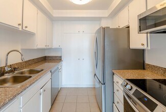 12830 Burbank Blvd, Unit 207 in Valley Village, CA - Foto de edificio - Building Photo