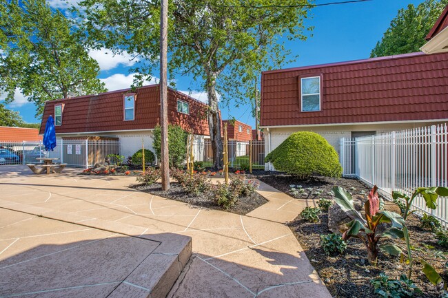 Tucasa Townhomes in Irving, TX - Foto de edificio - Building Photo