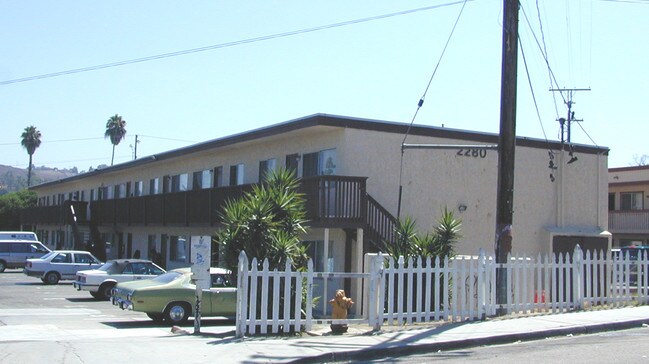 Primrose Avenue Apartments in Vista, CA - Foto de edificio - Building Photo