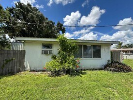 1746 Pacific Ave in North Fort Myers, FL - Building Photo
