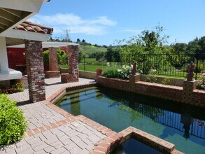 1749 Royal St George Dr in Westlake Village, CA - Building Photo - Building Photo