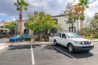 950 Seven Hills Dr, Unit 727 in Henderson, NV - Building Photo - Building Photo