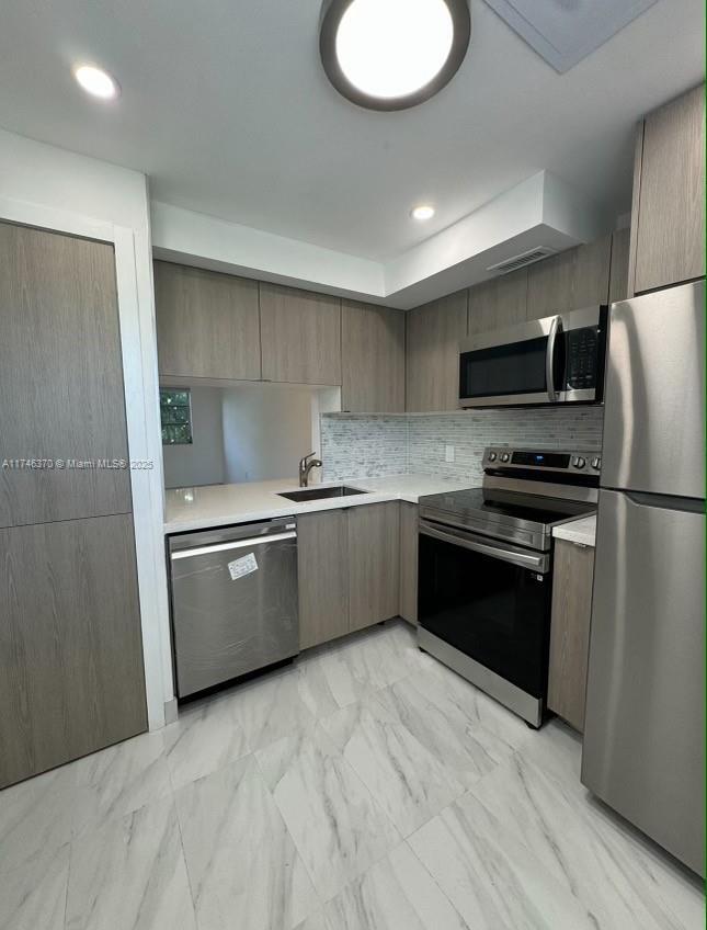 2950 NE 201st Ter, Unit E 215 in Aventura, FL - Building Photo - Building Photo