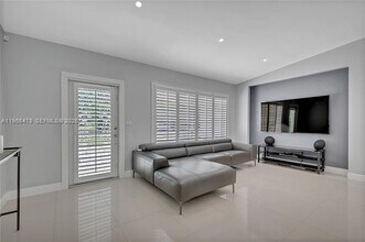 8015 SW 136th St in Miami, FL - Building Photo - Building Photo