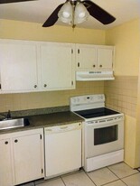 8020 Fairview Dr in Tamarac, FL - Building Photo
