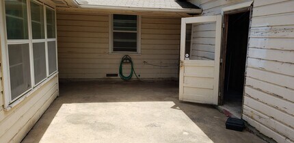 1311 Patricia Dr in McGregor, TX - Building Photo - Building Photo