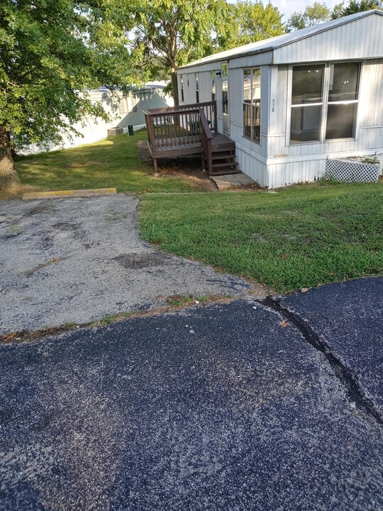 719 Golden Point in House Springs, MO - Foto de edificio