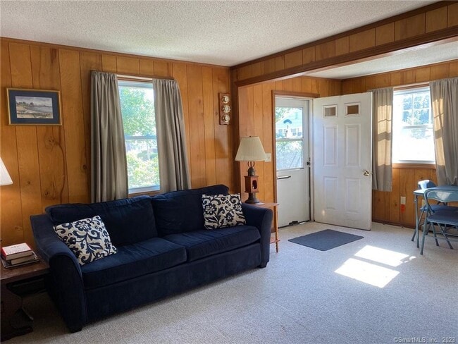 39 Brockett Rd in East Lyme, CT - Foto de edificio - Building Photo
