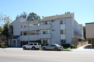 13740 Vanowen St in Van Nuys, CA - Building Photo - Building Photo