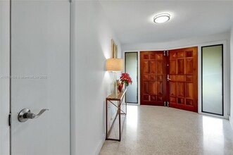 6735 SW 92nd St in Miami, FL - Foto de edificio - Building Photo