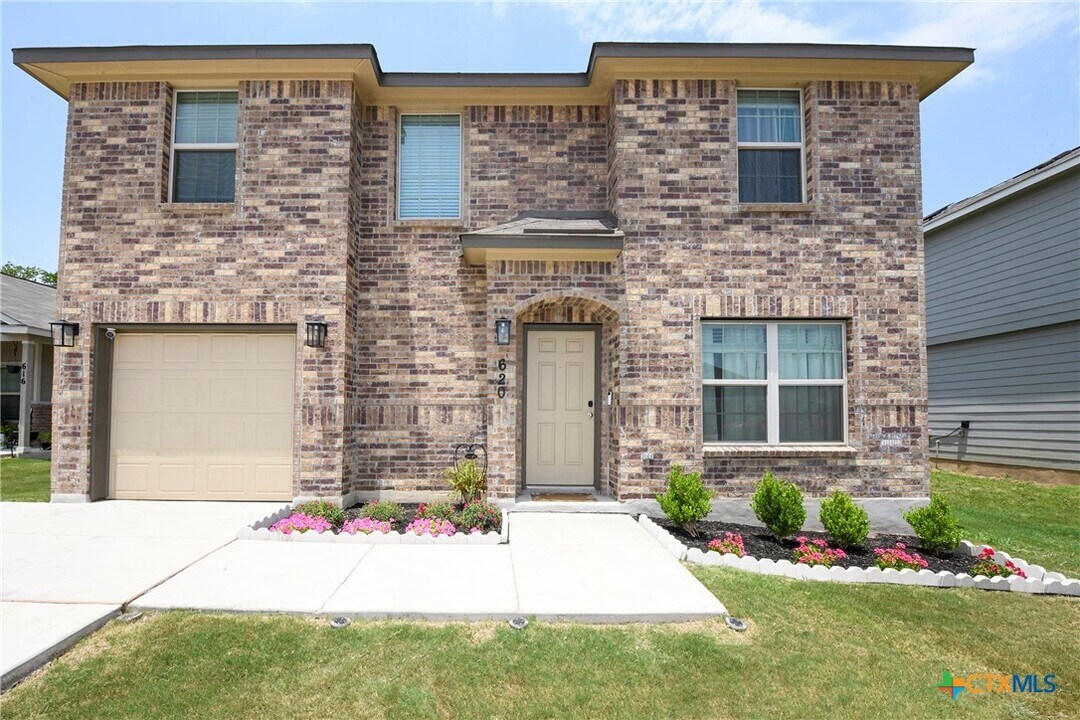 620 Saxon St in Seguin, TX - Building Photo