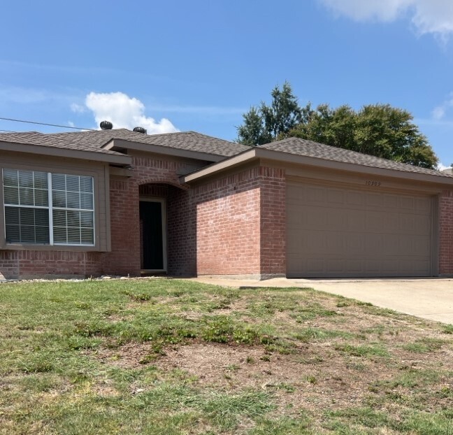 10909 Deauville Cir S in Fort Worth, TX - Foto de edificio