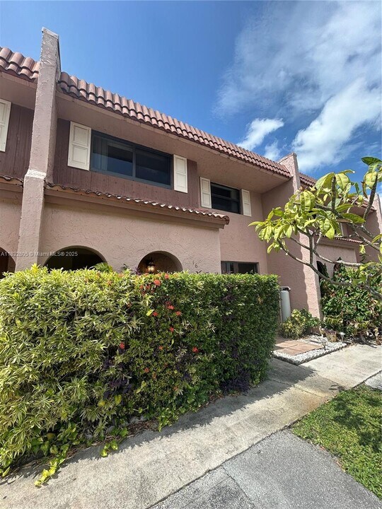 16 Toledo Ct in Davie, FL - Building Photo