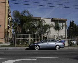 Suites on Vanowen in Van Nuys, CA - Foto de edificio - Building Photo