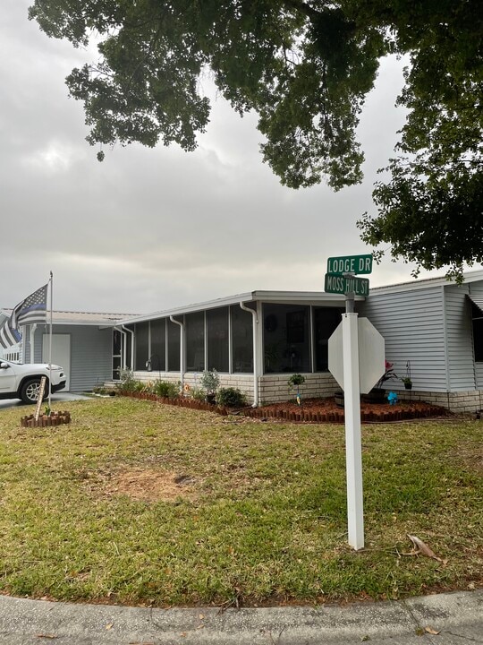 34323 Lodge Dr in Zephyrhills, FL - Building Photo