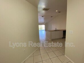 622 SE 13th Pl in Cape Coral, FL - Foto de edificio - Building Photo