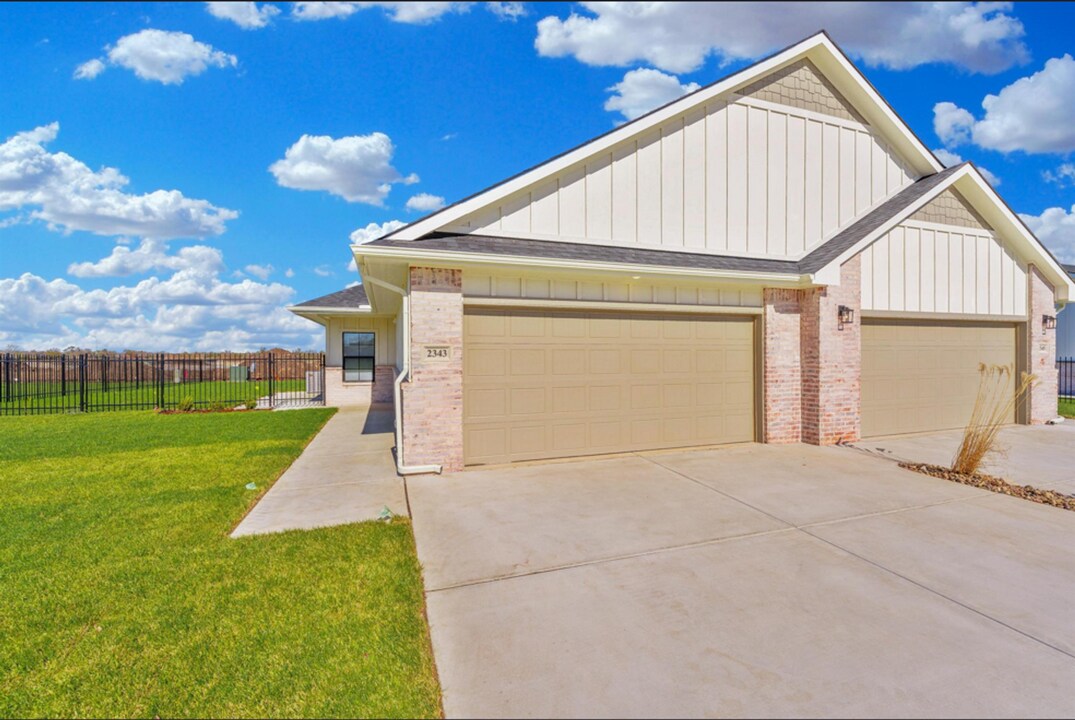 2293 S Spg Hl Ct in Goddard, KS - Building Photo